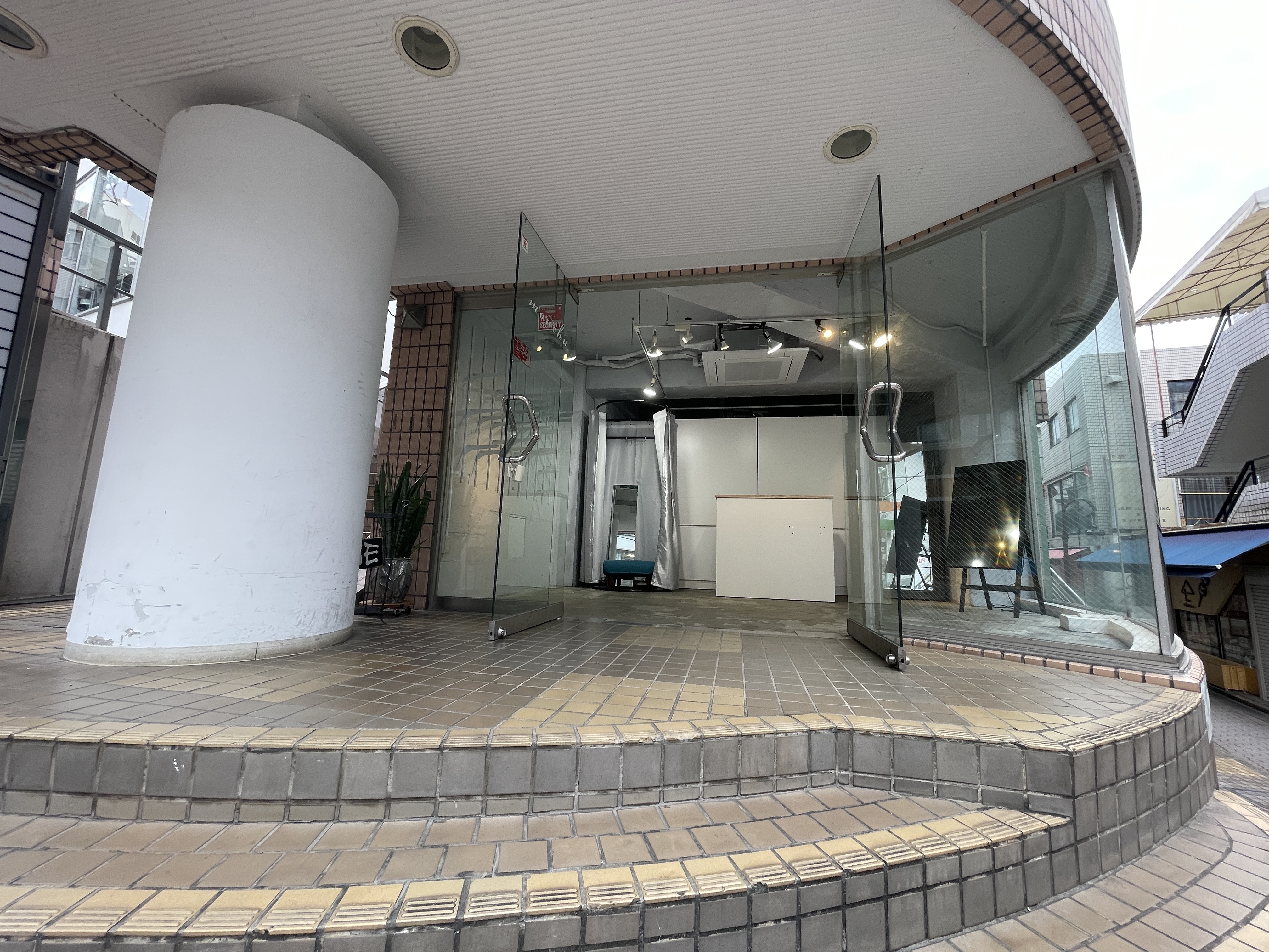 【原宿駅3分】50人以上の行列対応可能。ポップアップストアや展示会、プロモーションイベントに最適な竹下通り付近路面ガラス張りで視認性の高い店舗貸しスペースの画像18