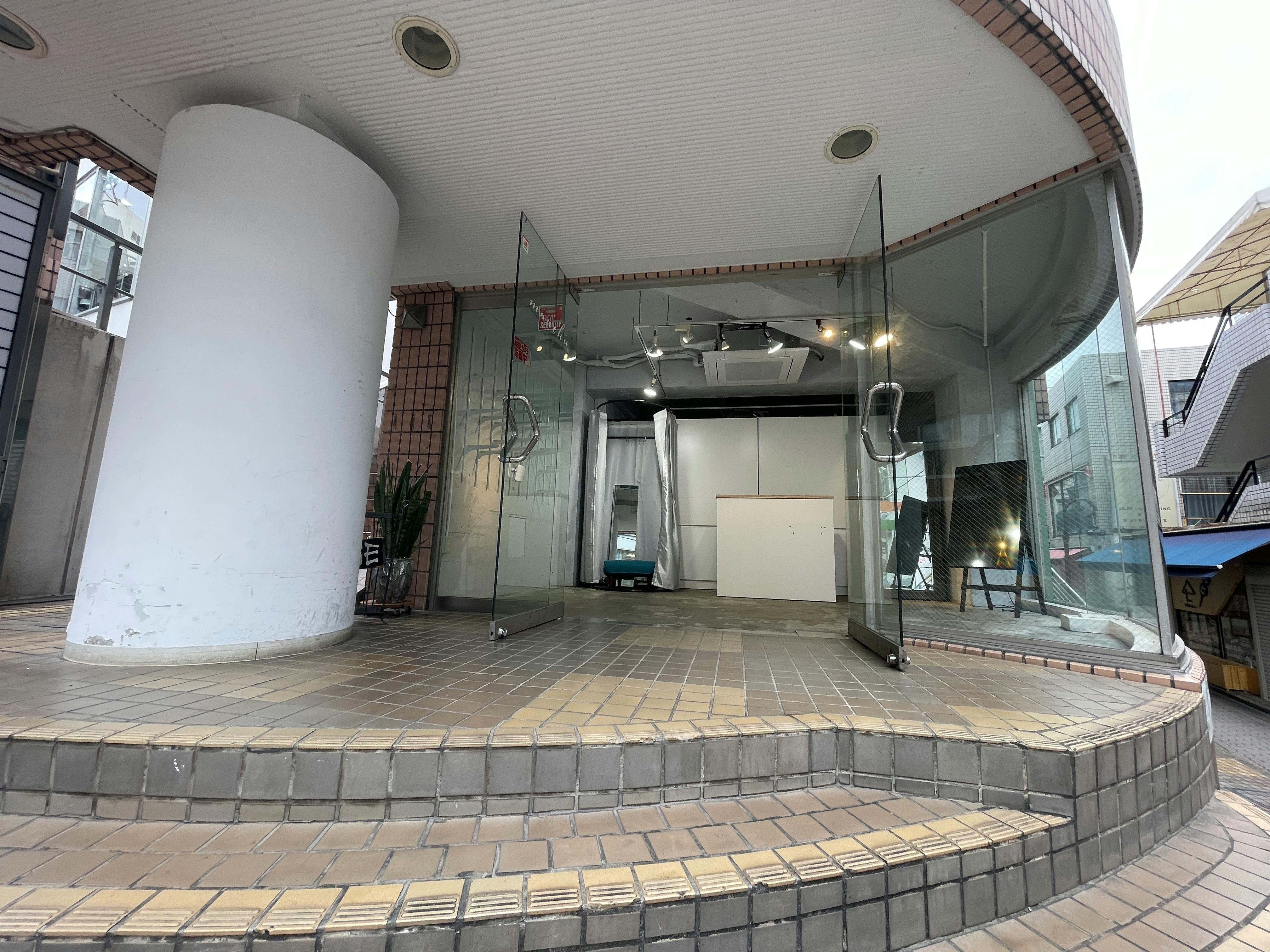 【原宿駅3分】50人以上の行列対応可能。ポップアップストアや展示会、プロモーションイベントに最適な竹下通り付近路面ガラス張りで視認性の高い店舗貸しスペース