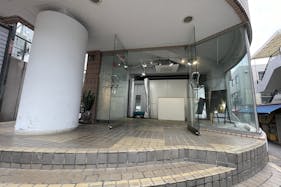 【原宿駅3分】50人以上の行列対応可能。ポップアップストアや展示会、プロモーションイベントに最適な竹下通り付近路面ガラス張りで視認性の高い店舗貸しスペース
