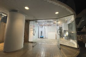 【原宿駅3分】50人以上の行列対応可能。ポップアップストアや展示会、プロモーションイベントに最適な竹下通り付近路面ガラス張りで視認性の高い店舗貸しスペース