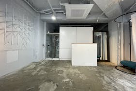 【原宿駅3分】50人以上の行列対応可能。ポップアップストアや展示会、プロモーションイベントに最適な竹下通り付近路面ガラス張りで視認性の高い店舗貸しスペース