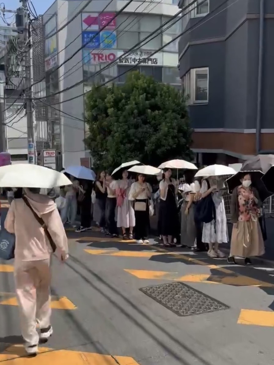 店前の公道を利用して行列整理が可能です