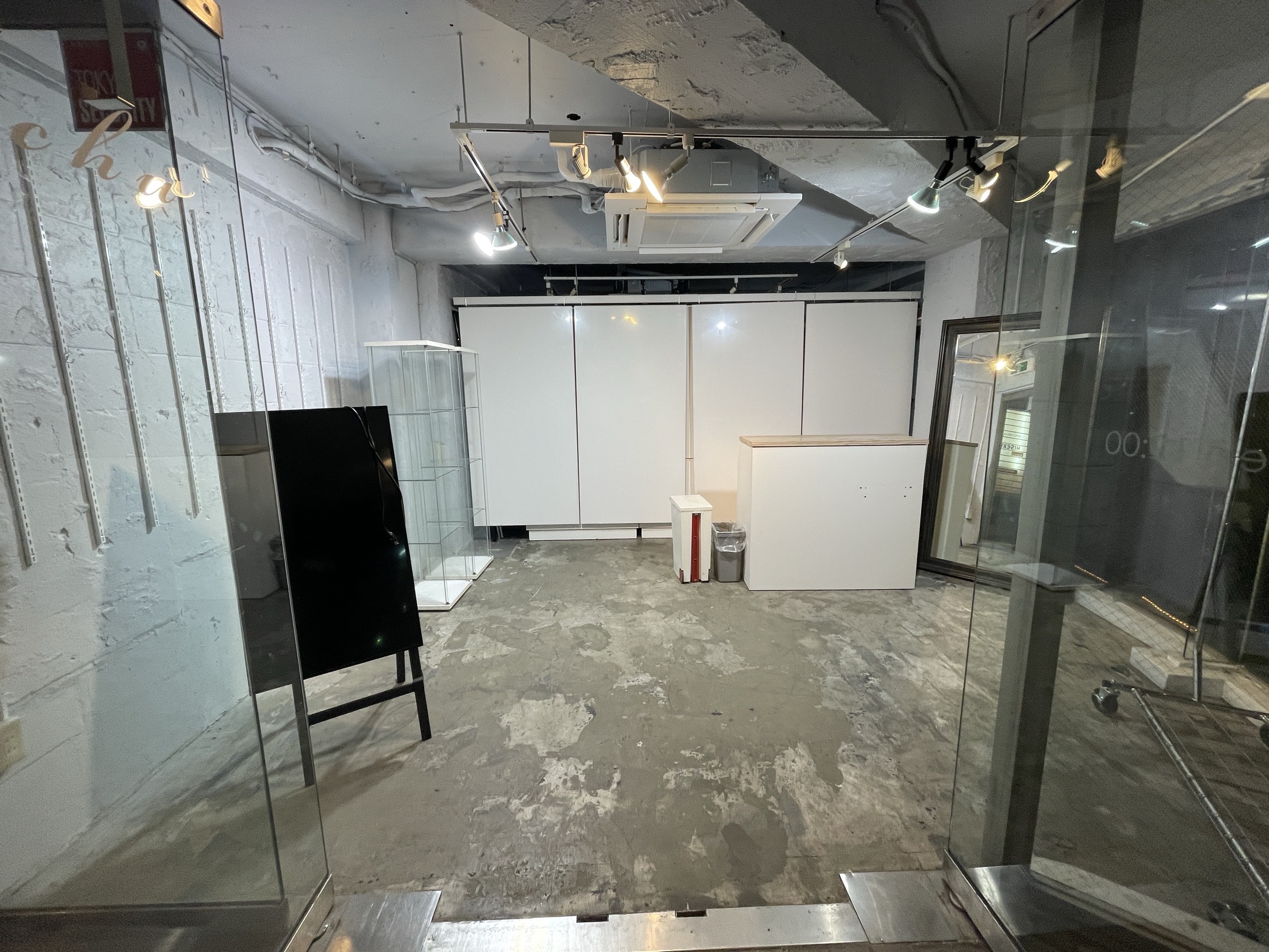 【原宿駅3分】50人以上の行列対応可能。ポップアップストアや展示会、プロモーションイベントに最適な竹下通り付近路面ガラス張りで視認性の高い店舗貸しスペース