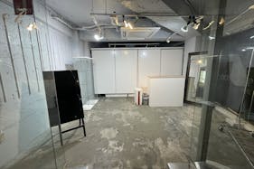 【原宿駅3分】50人以上の行列対応可能。ポップアップストアや展示会、プロモーションイベントに最適な竹下通り付近路面ガラス張りで視認性の高い店舗貸しスペース