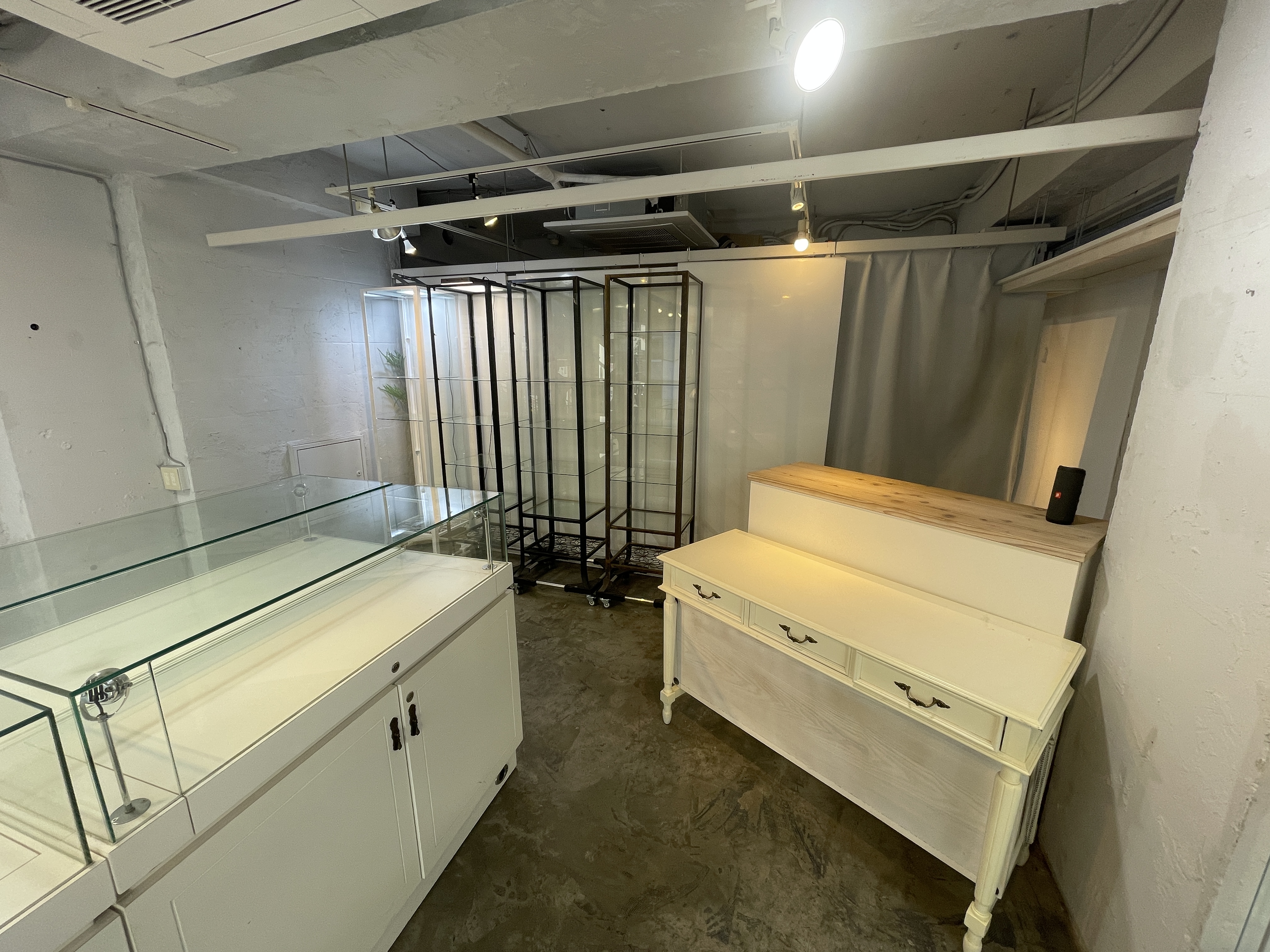 【原宿駅3分】50人以上の行列対応可能。ポップアップストアや展示会、プロモーションイベントに最適な竹下通り付近路面ガラス張りで視認性の高い店舗貸しスペース