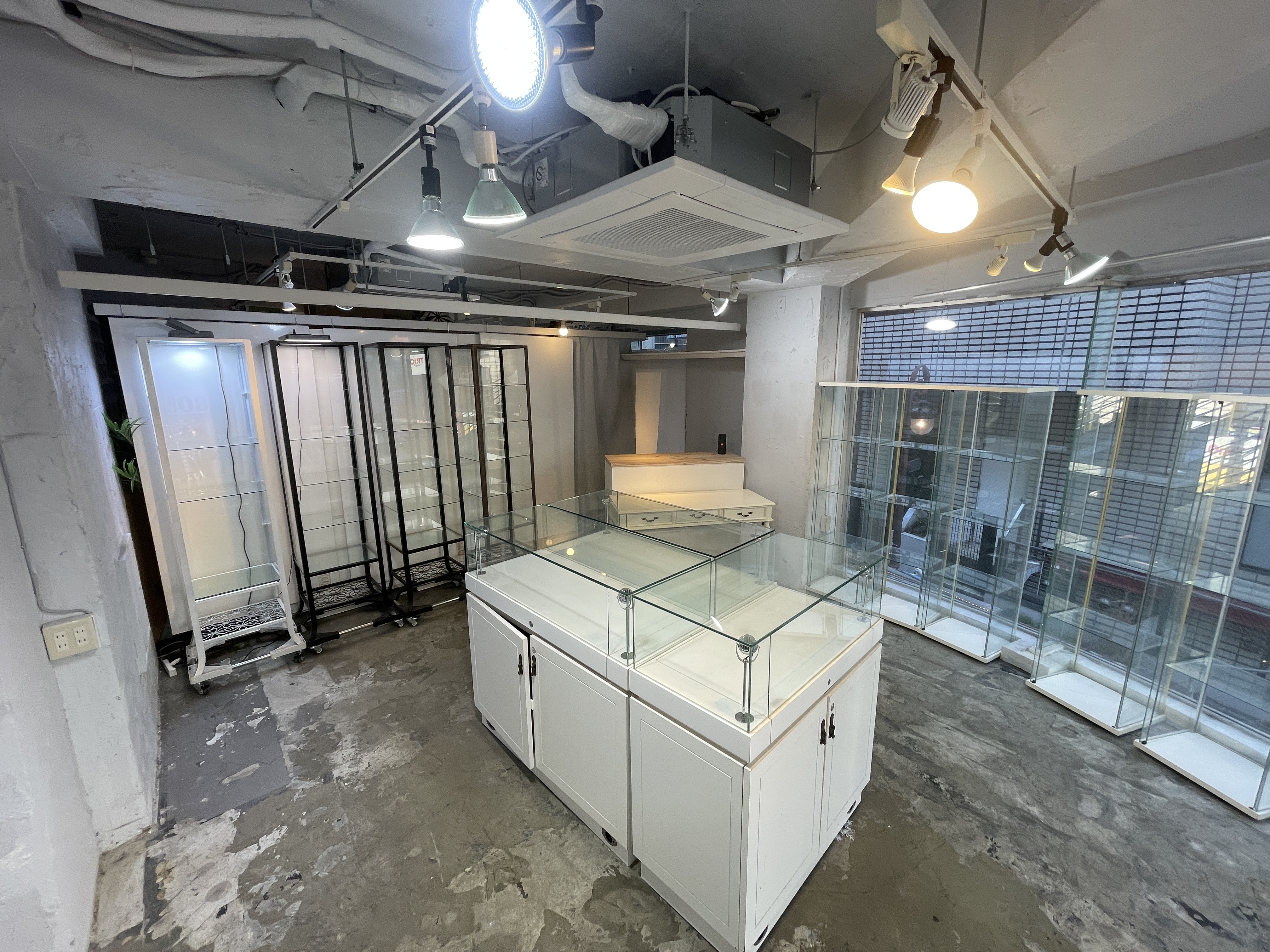 【原宿駅3分】50人以上の行列対応可能。ポップアップストアや展示会、プロモーションイベントに最適な竹下通り付近路面ガラス張りで視認性の高い店舗貸しスペース