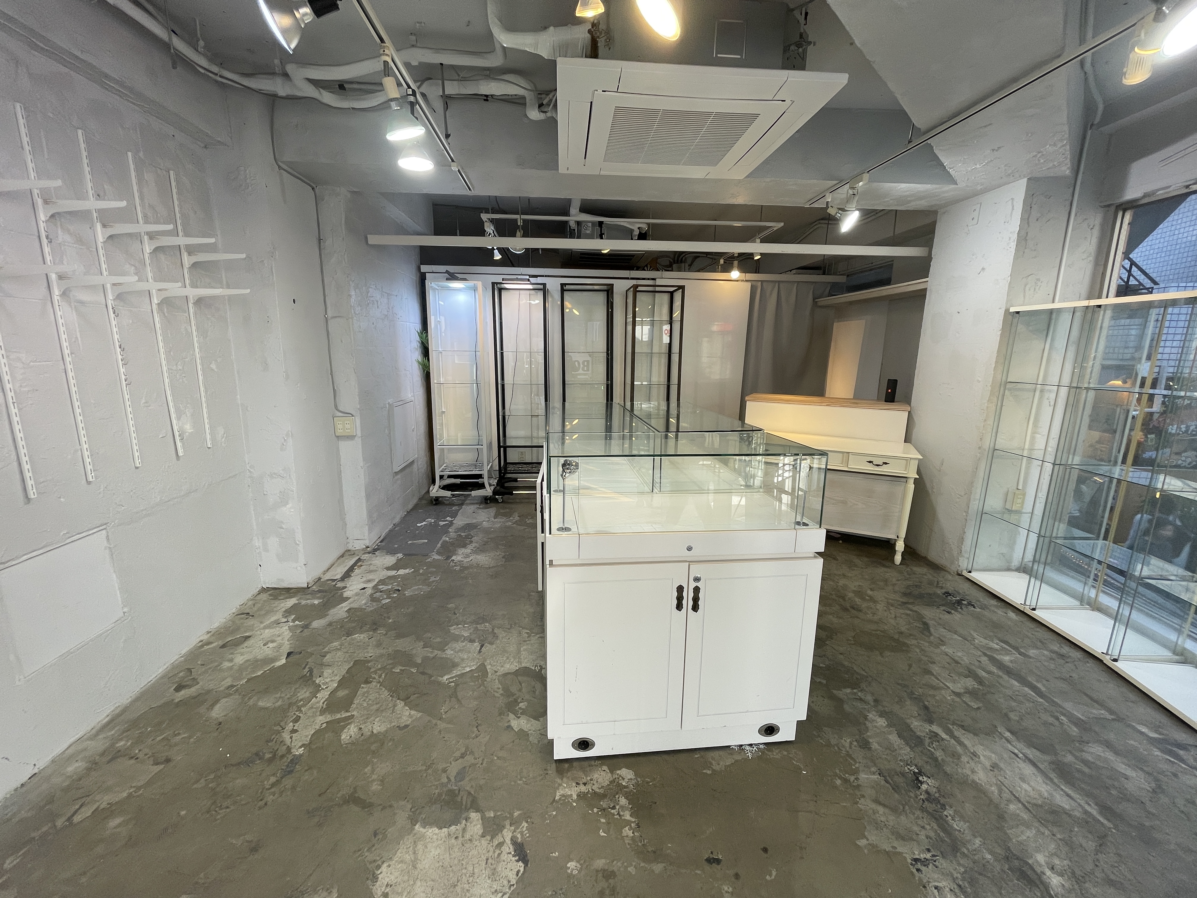 【原宿駅3分】50人以上の行列対応可能。ポップアップストアや展示会、プロモーションイベントに最適な竹下通り付近路面ガラス張りで視認性の高い店舗貸しスペース