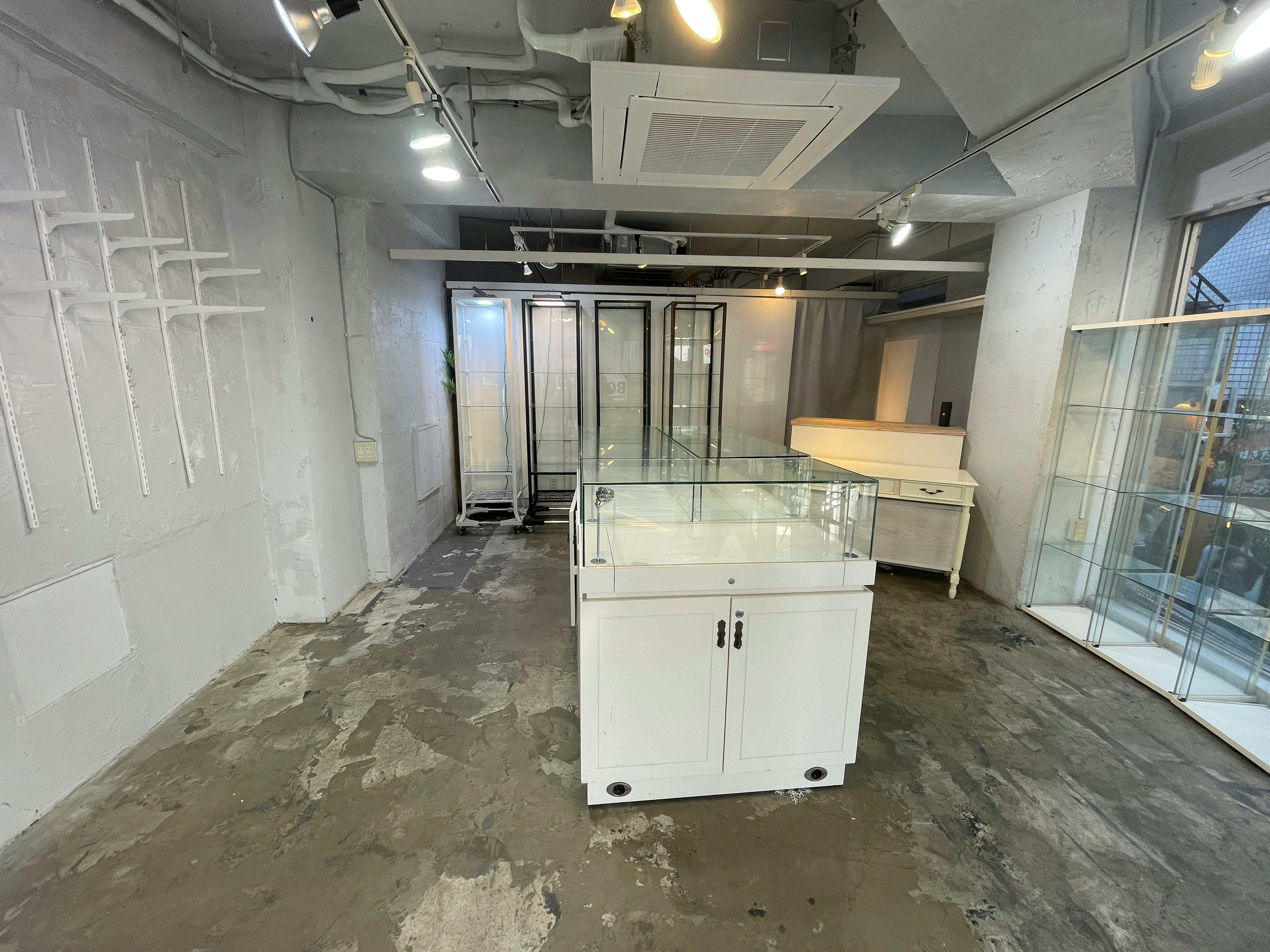 【原宿駅3分】50人以上の行列対応可能。ポップアップストアや展示会、プロモーションイベントに最適な竹下通り付近路面ガラス張りで視認性の高い店舗貸しスペース