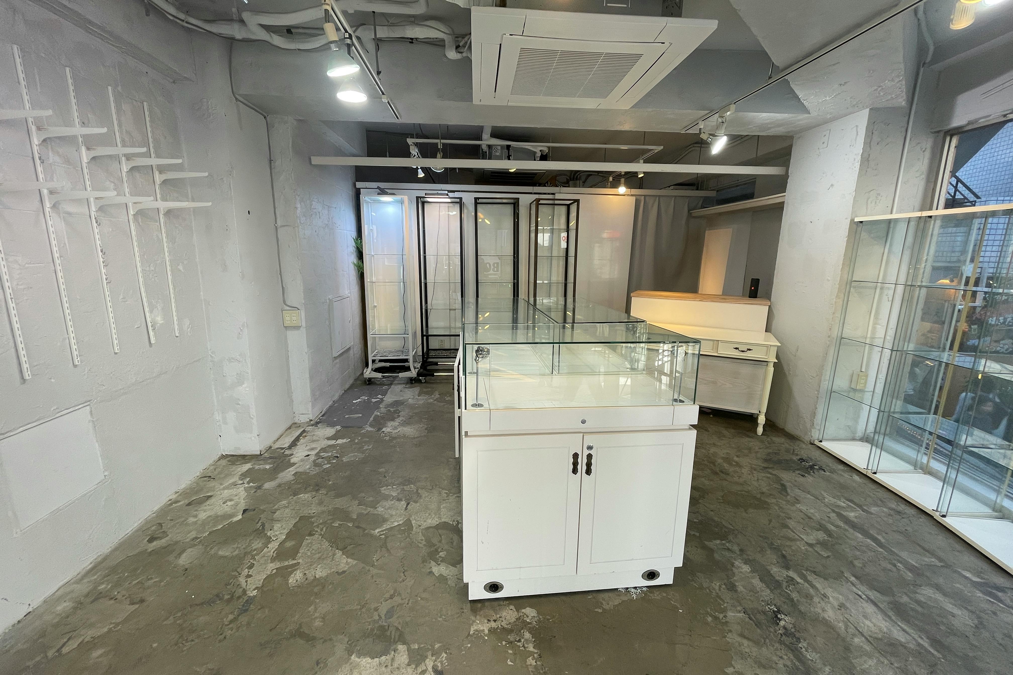 【原宿駅3分】50人以上の行列対応可能。ポップアップストアや展示会、プロモーションイベントに最適な竹下通り付近路面ガラス張りで視認性の高い店舗貸しスペース