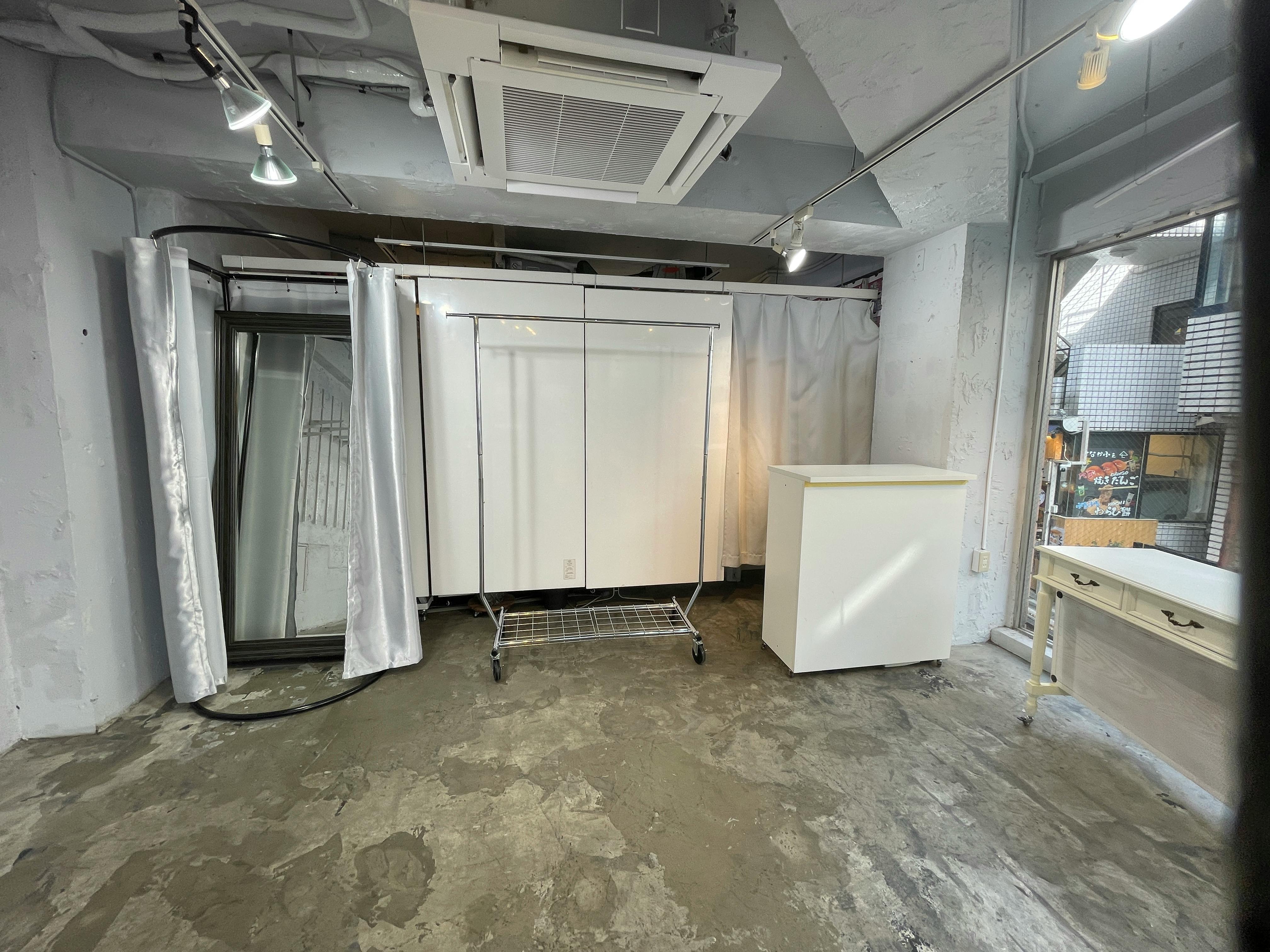 【原宿駅3分】50人以上の行列対応可能。ポップアップストアや展示会、プロモーションイベントに最適な竹下通り付近路面ガラス張りで視認性の高い店舗貸しスペース