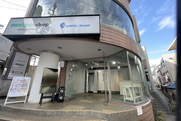 【原宿駅3分】50人以上の行列対応可能。ポップアップストアや展示会、プロモーションイベントに最適な竹下通り付近路面ガラス張りで視認性の高い店舗貸しスペース