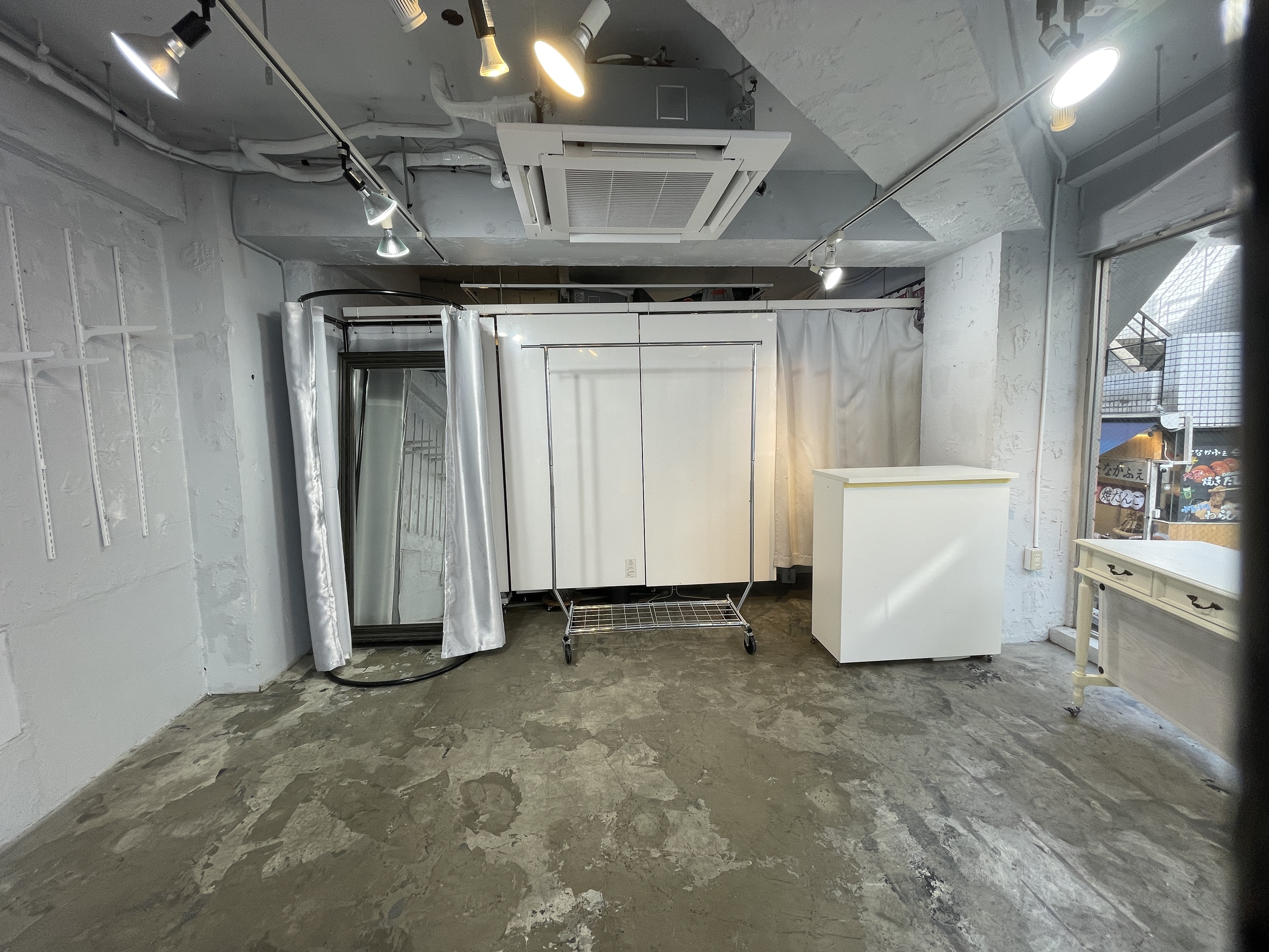 【原宿駅3分】50人以上の行列対応可能。ポップアップストアや展示会、プロモーションイベントに最適な竹下通り付近路面ガラス張りで視認性の高い店舗貸しスペース