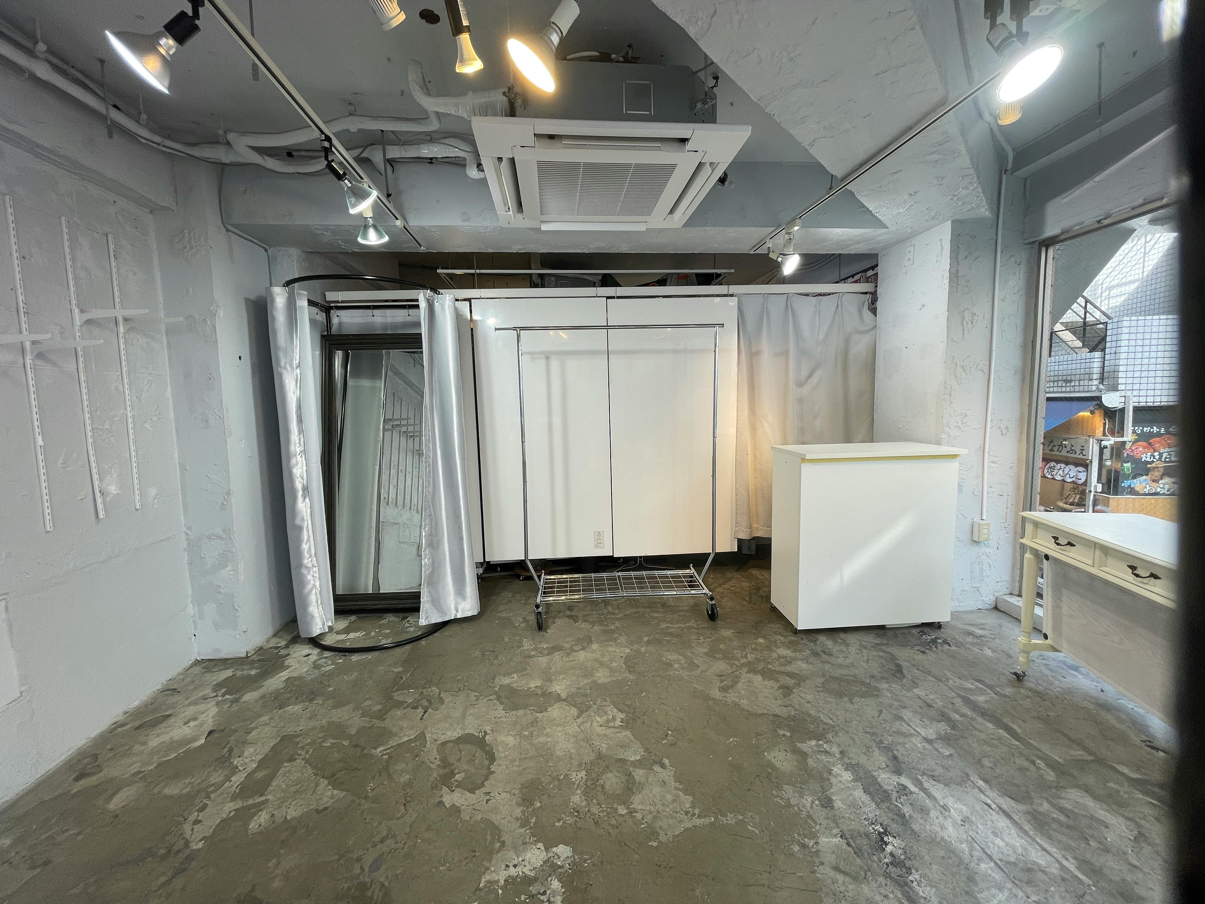 【原宿駅3分】50人以上の行列対応可能。ポップアップストアや展示会、プロモーションイベントに最適な竹下通り付近路面ガラス張りで視認性の高い店舗貸しスペース