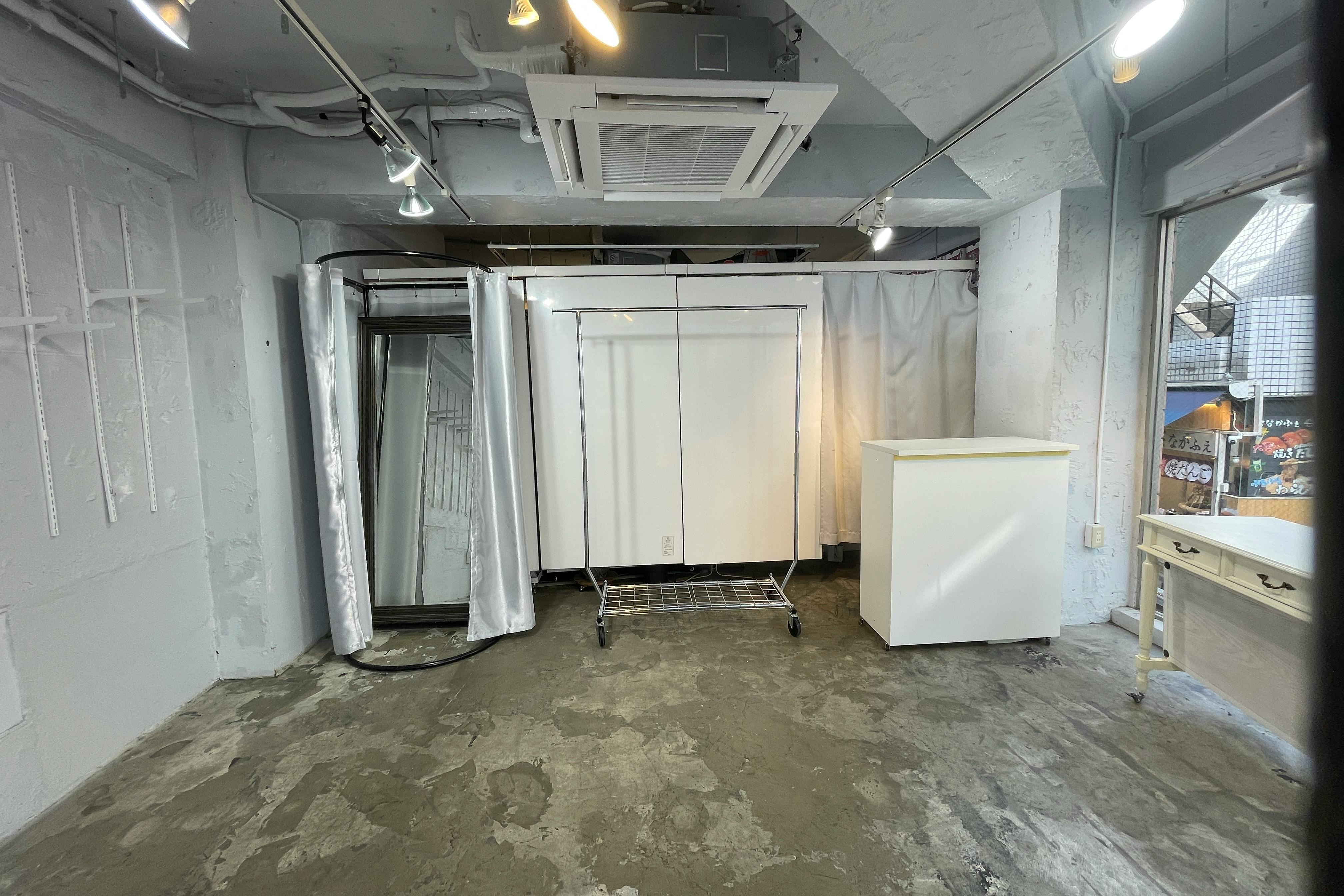 【原宿駅3分】50人以上の行列対応可能。ポップアップストアや展示会、プロモーションイベントに最適な竹下通り付近路面ガラス張りで視認性の高い店舗貸しスペース