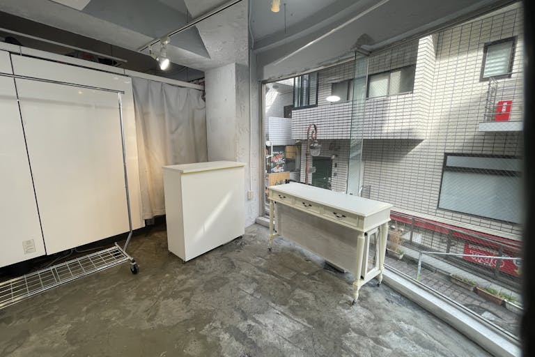 【原宿駅3分】50人以上の行列対応可能。ポップアップストアや展示会、プロモーションイベントに最適な竹下通り付近路面ガラス張りで視認性の高い店舗貸しスペースの画像16