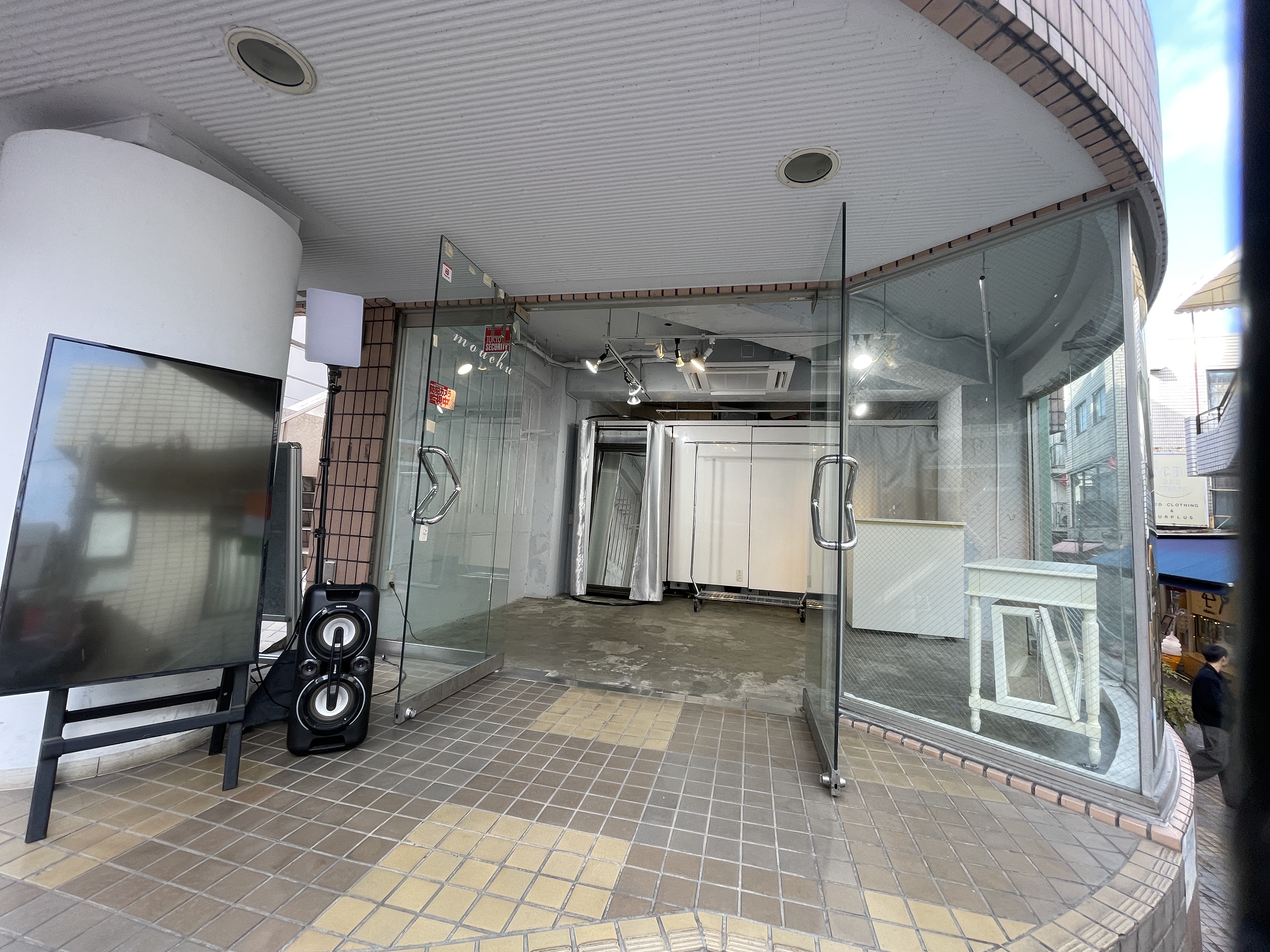 【原宿駅3分】50人以上の行列対応可能。ポップアップストアや展示会、プロモーションイベントに最適な竹下通り付近路面ガラス張りで視認性の高い店舗貸しスペース
