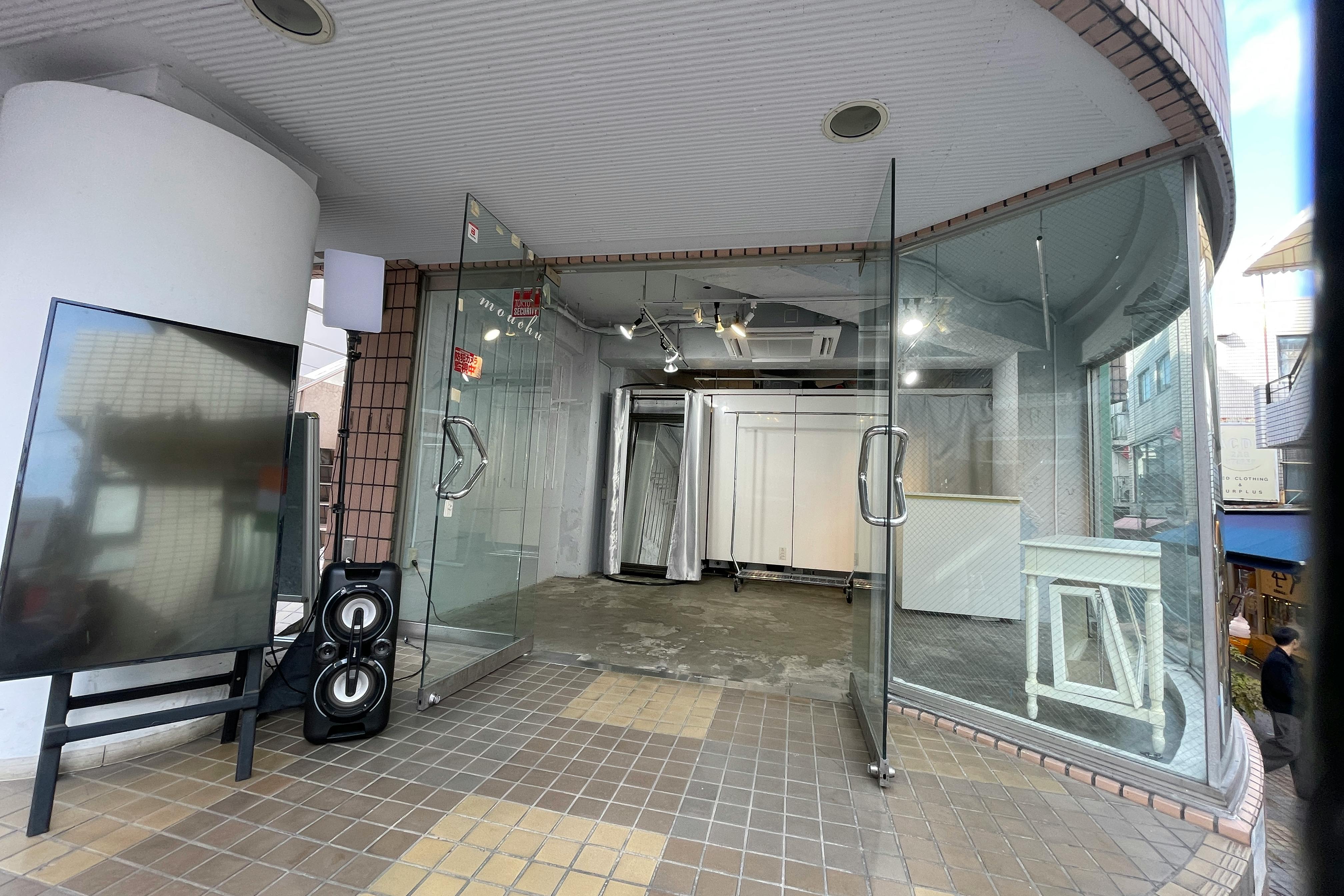 【原宿駅3分】50人以上の行列対応可能。ポップアップストアや展示会、プロモーションイベントに最適な竹下通り付近路面ガラス張りで視認性の高い店舗貸しスペース