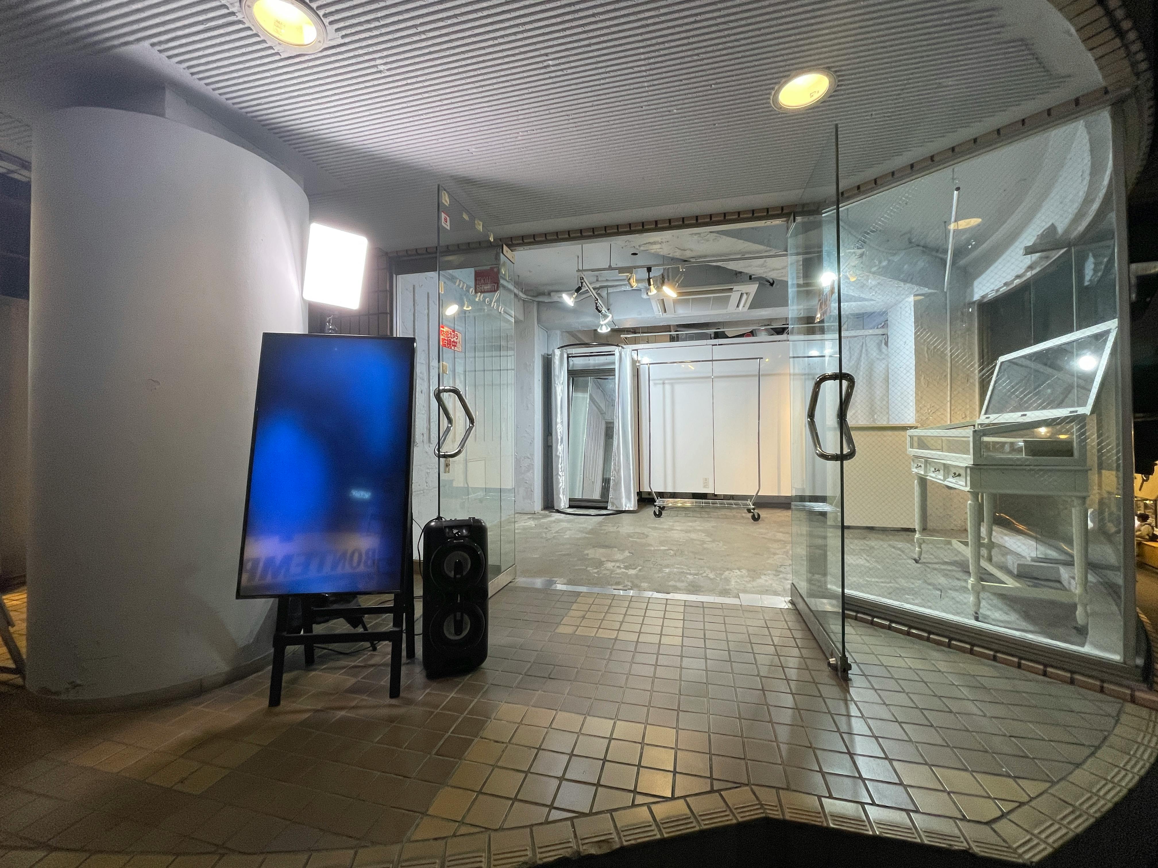 【原宿駅3分】50人以上の行列対応可能。ポップアップストアや展示会、プロモーションイベントに最適な竹下通り付近路面ガラス張りで視認性の高い店舗貸しスペース