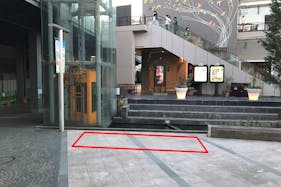 【みのおキューズモール】「⑨L通り Dスペース」キッチンカーや各種プロモーションに最適な通行客からの視認性の良いイベントスペース