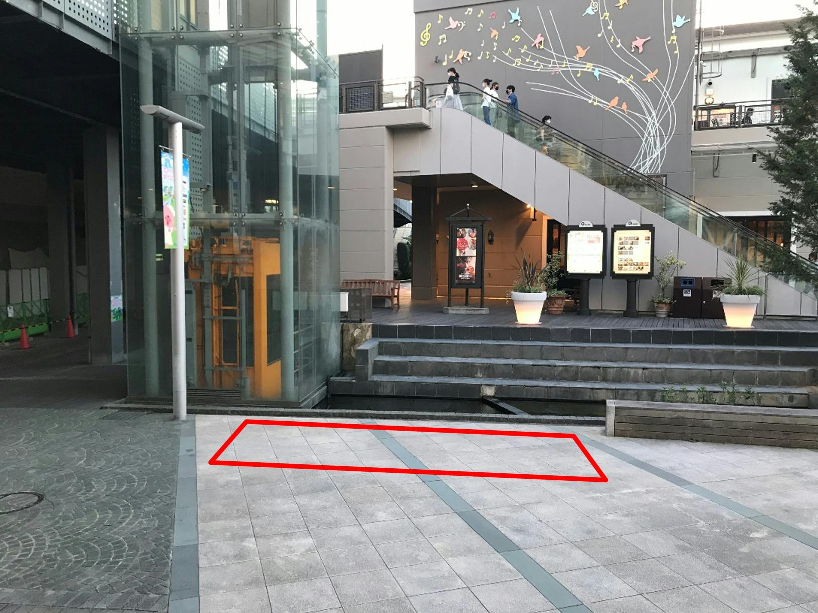 【みのおキューズモール】「⑨L通り Dスペース」キッチンカーや各種プロモーションに最適な通行客からの視認性の良いイベントスペースの画像