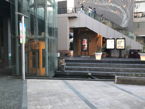 【みのおキューズモール】「⑨L通り Dスペース」キッチンカーや各種プロモーションに最適な通行客からの視認性の良いイベントスペース