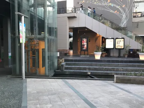 【みのおキューズモール】「⑨L通り Dスペース」キッチンカーや各種プロモーションに最適な通行客からの視認性の良いイベントスペース