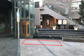 【みのおキューズモール】「⑨L通り Dスペース」キッチンカーや各種プロモーションに最適な通行客からの視認性の良いイベントスペース