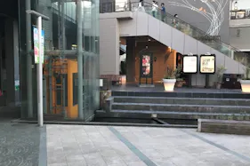 【みのおキューズモール】「⑨L通り Dスペース」キッチンカーや各種プロモーションに最適な通行客からの視認性の良いイベントスペース