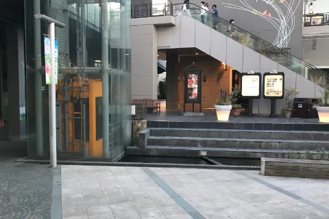 【みのおキューズモール】「⑨L通り Dスペース」キッチンカーや各種プロモーションに最適な通行客からの視認性の良いイベントスペース