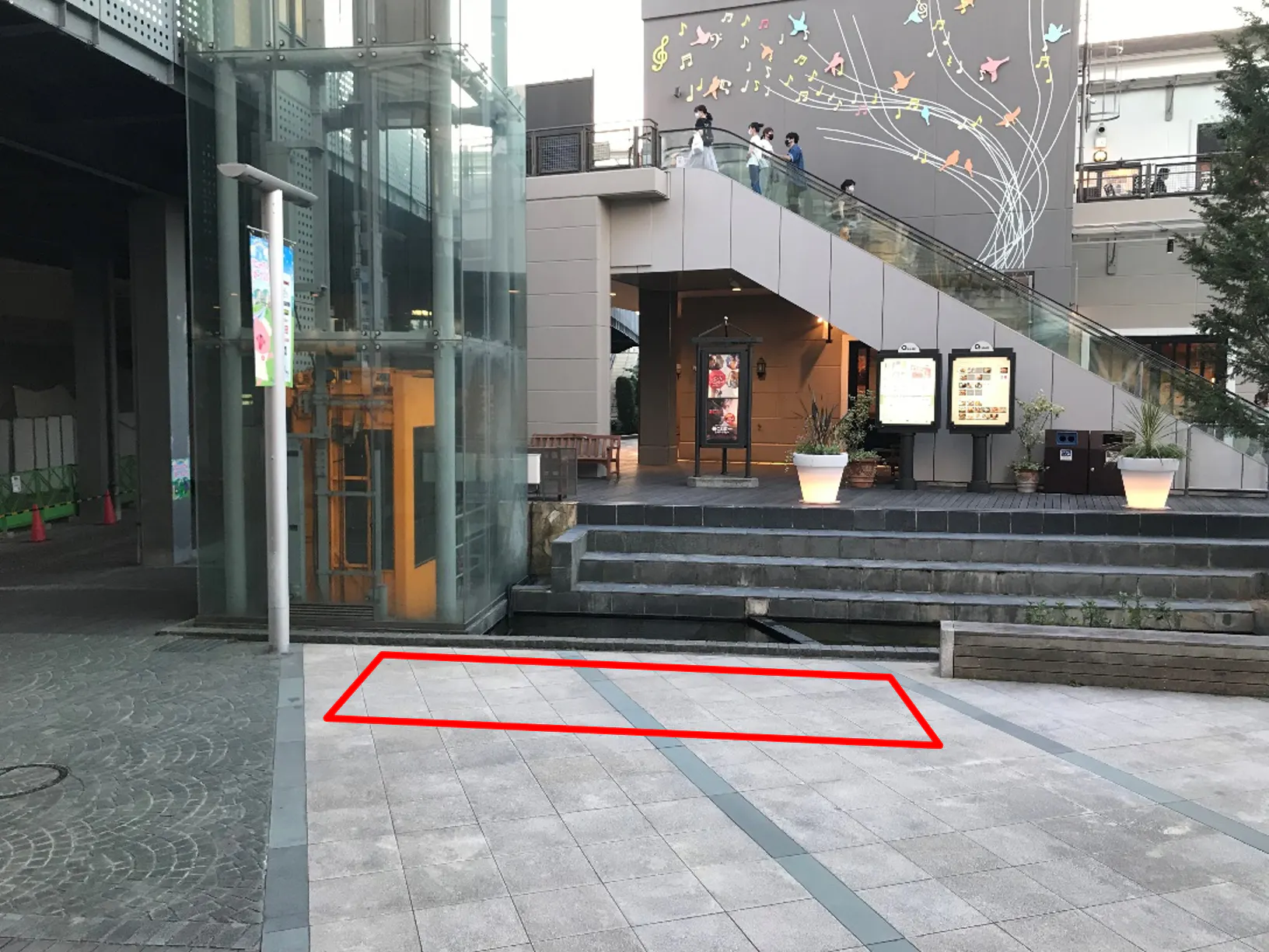 【みのおキューズモール】「⑨L通り Dスペース」キッチンカーや各種プロモーションに最適な通行客からの視認性の良いイベントスペース