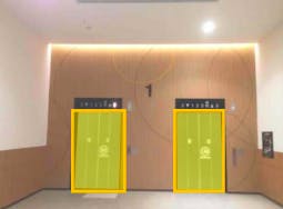 【イオンモール京都桂川】モール内広告 エレベーターの画像