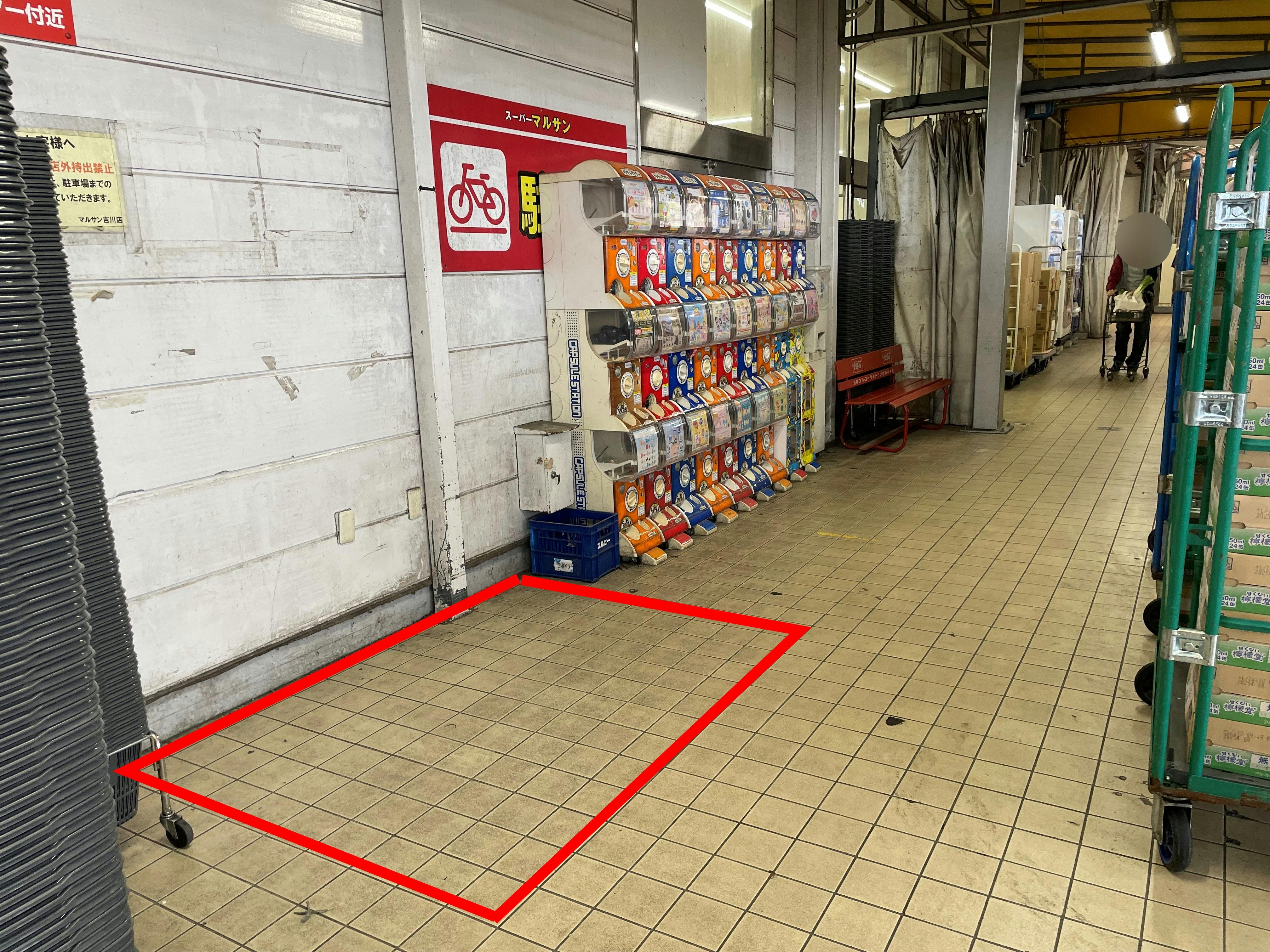 【マルサン吉川店】プロモーションに最適なレジ通過後の導線上に位置するスペース ※平日のみ利用可能の画像