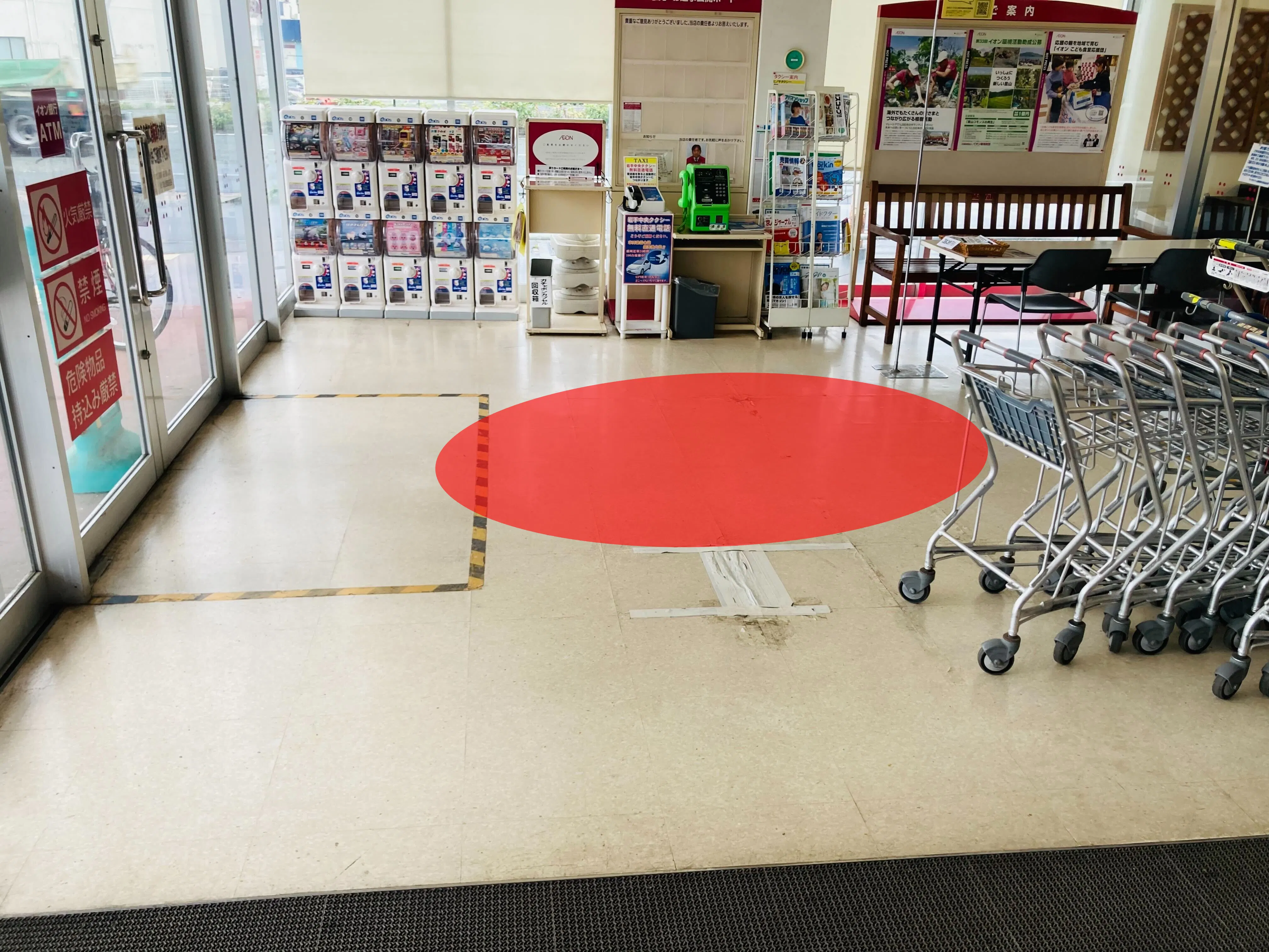 【マックスバリュ盛岡津志田店】各種プロモーションイベントや小規模物販に最適な店舗入口付近にあるイベントスペース