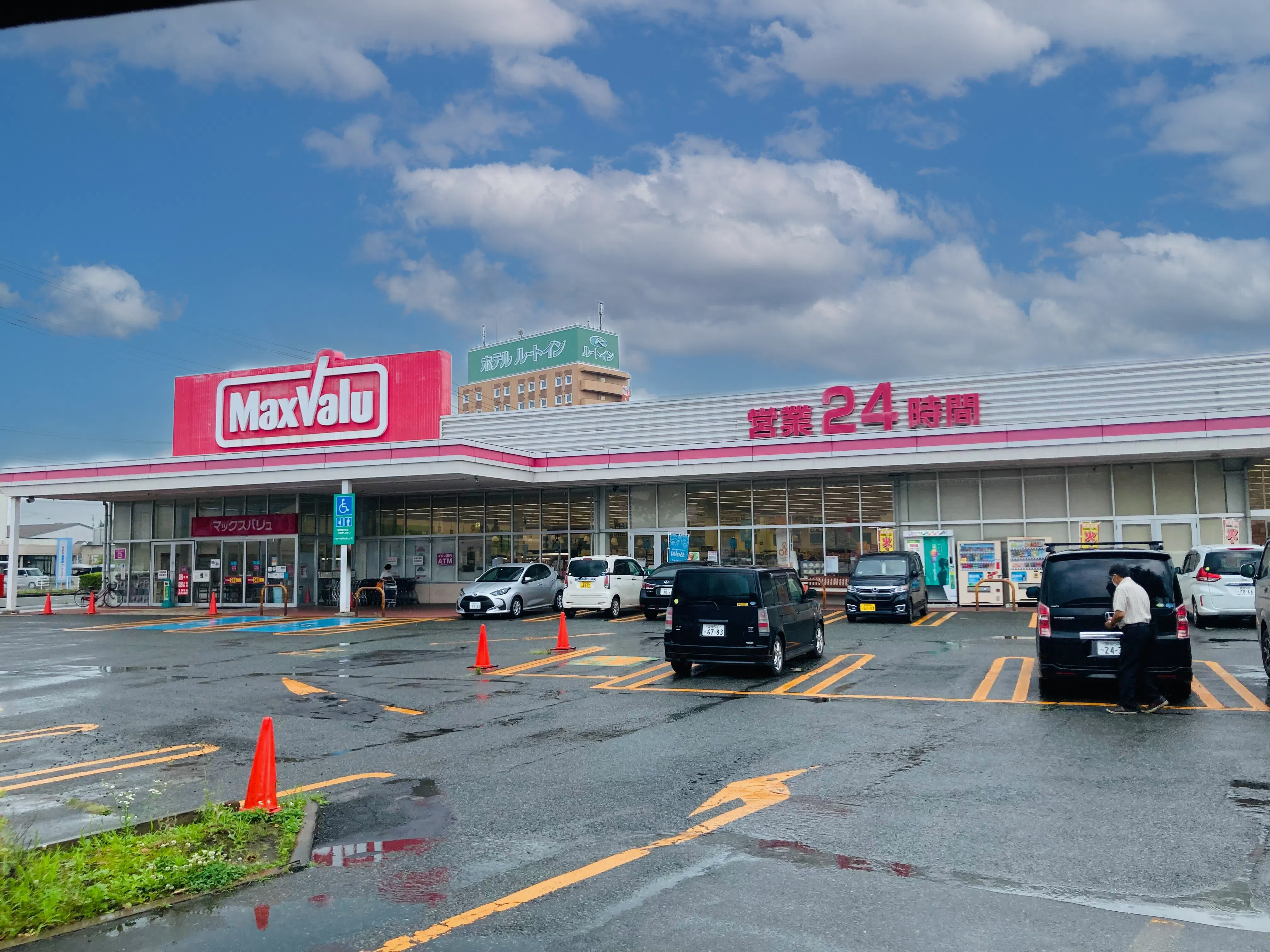 【マックスバリュ盛岡津志田店】各種プロモーションイベントや小規模物販に最適な店舗入口付近にあるイベントスペース