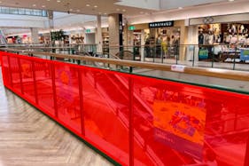 【イオンモール秋田】モール内広告 館内通路 吹き抜けガラス面