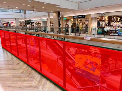 【イオンモール秋田】モール内広告 館内通路 吹き抜けガラス面の画像