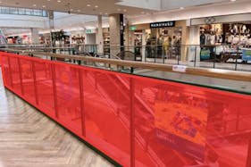 【イオンモール秋田】モール内広告 館内通路 吹き抜けガラス面