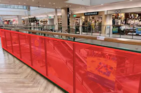 【イオンモール秋田】モール内広告 館内通路 吹き抜けガラス面