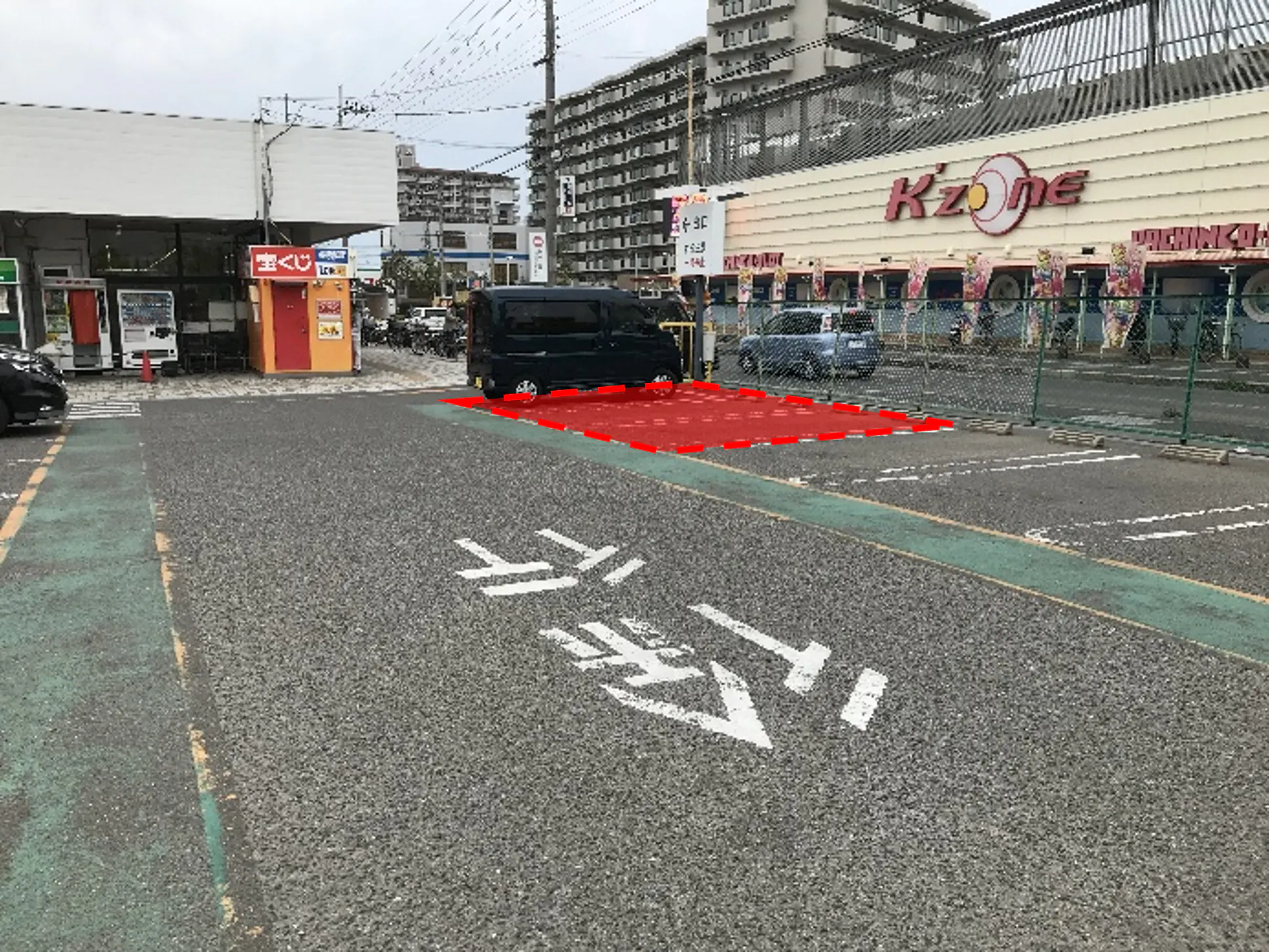 【西友　堺福田店】屋外駐車場　プロモーション用途やキッチンカー、物販、食物販のポップアップストアに最適なスーパー屋外軒先の催事イベントスペースの画像