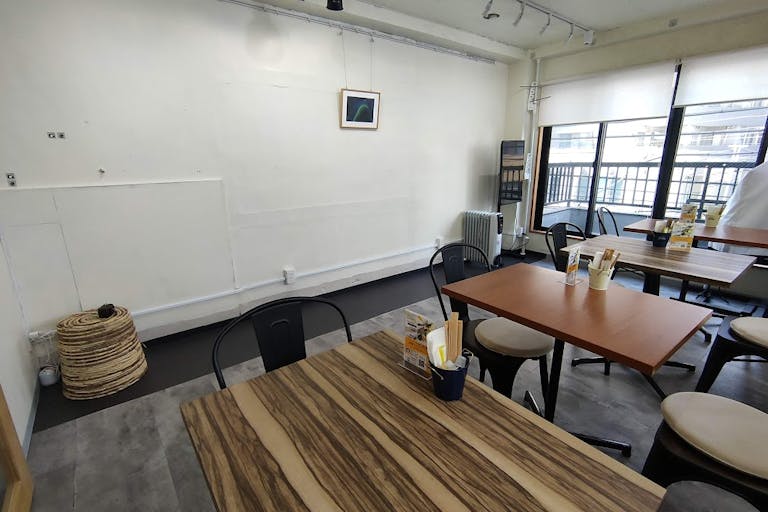 三階ギャラリー兼カフェスペース。作品を眺めながらゆっくり過ごせます