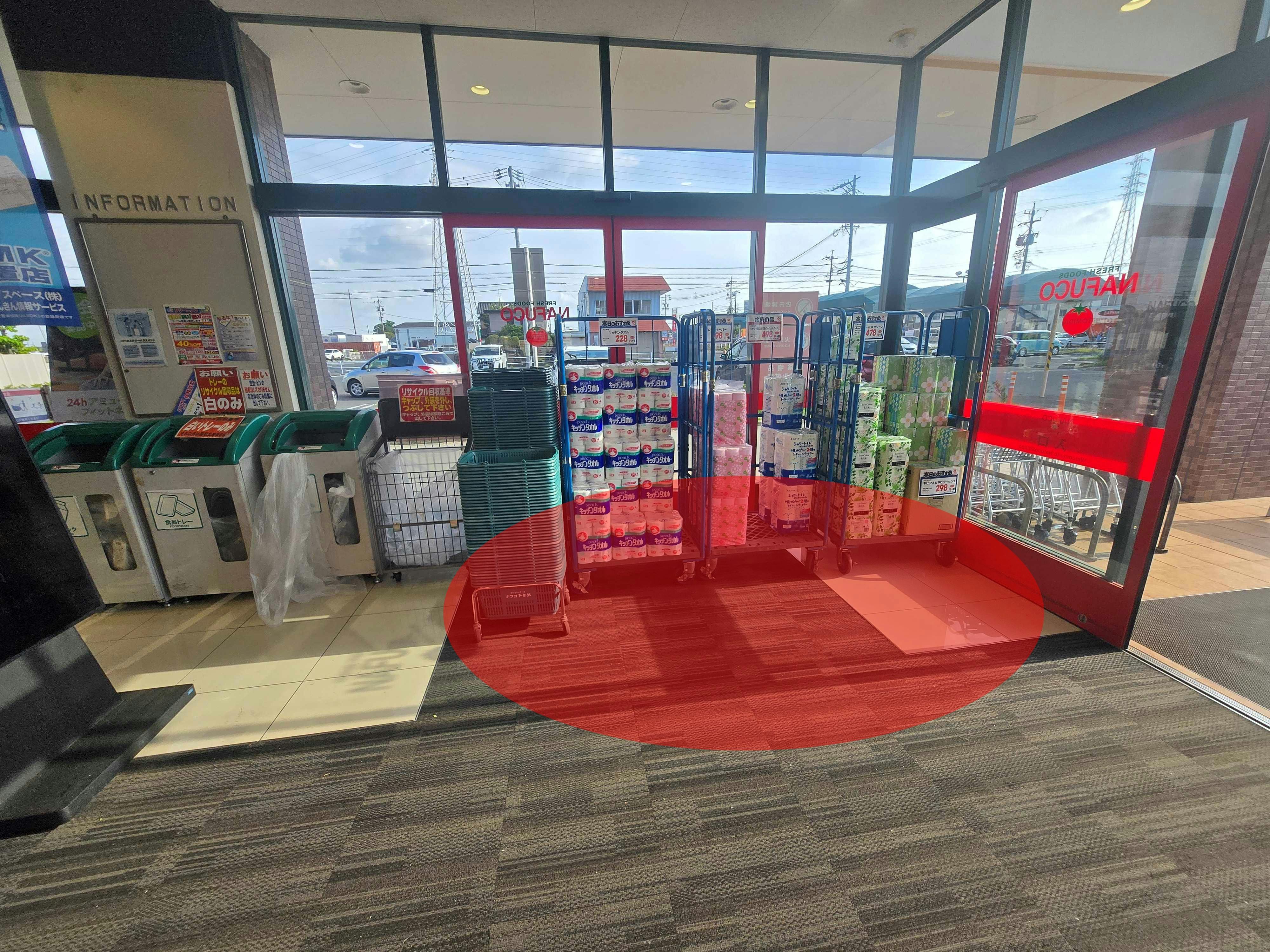 【ナフコトミダ七宝店】販促プロモーションに最適な入口近くの風除室スペースの画像