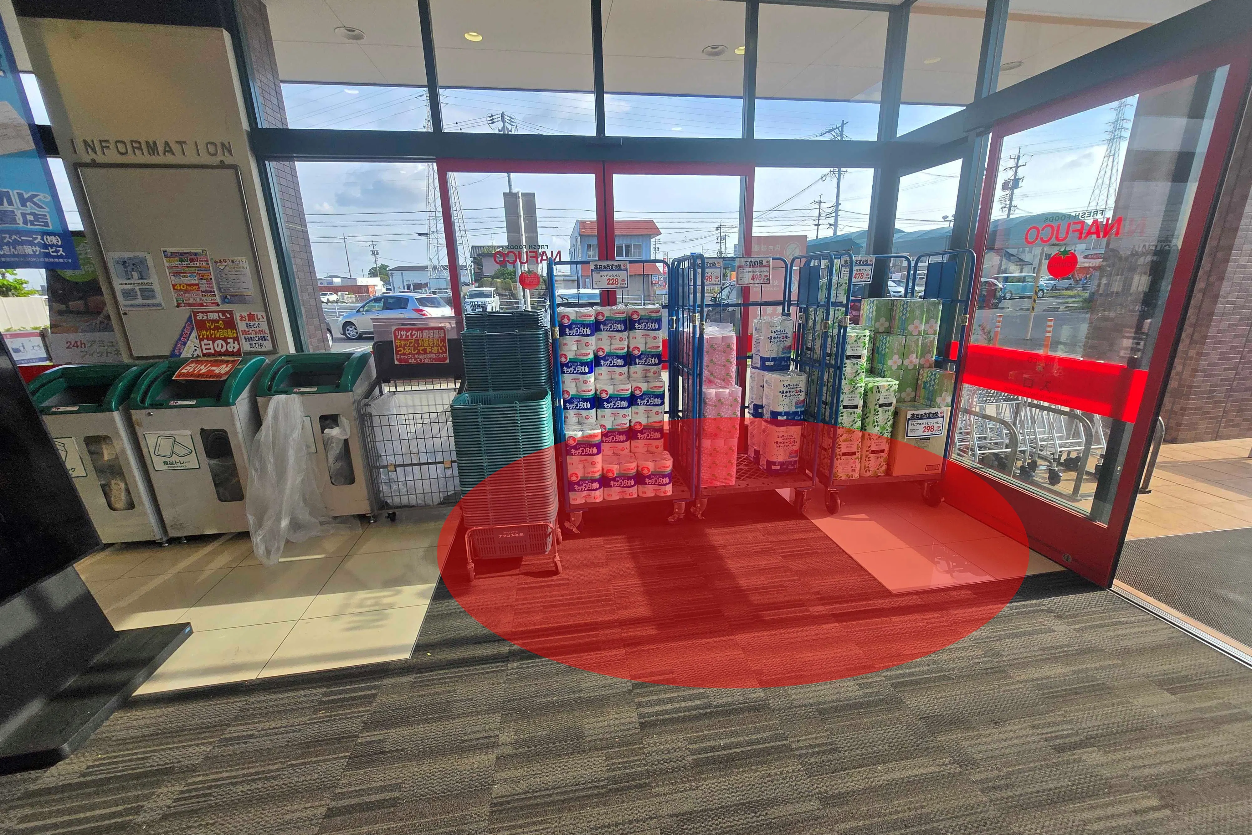 【ナフコトミダ七宝店】販促プロモーションに最適な入口近くの風除室スペース