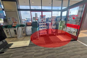 【ナフコトミダ七宝店】販促プロモーションに最適な入口近くの風除室スペース