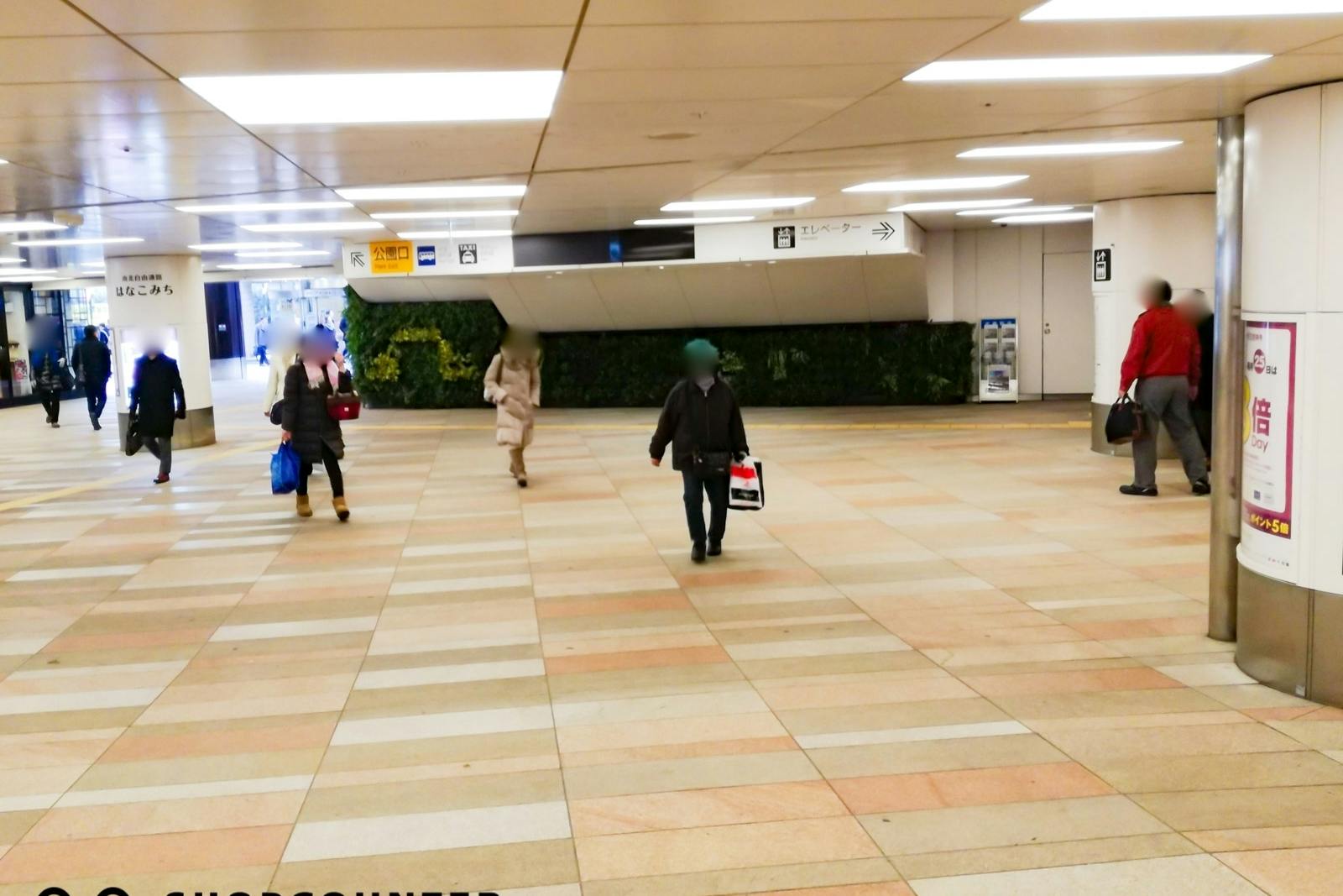 南北自由通路は吉祥寺駅のバスの降車口にも隣接するため多くの人が行き来します。