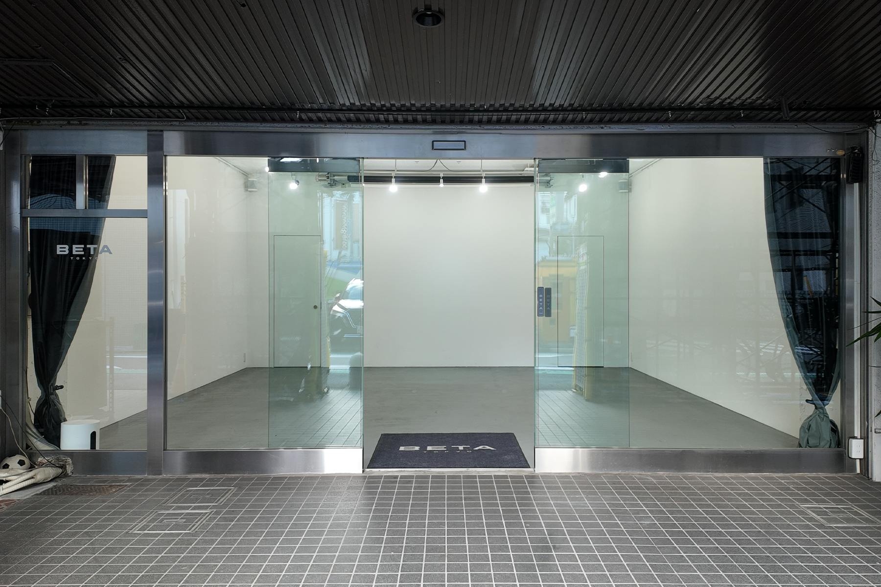 【乃木坂駅6分】 各種ポップアップストアや展示販売会に最適なガラス張りで視認性の高い白基調の路面スペース