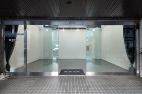 【乃木坂駅6分】 各種ポップアップストアや展示販売会に最適なガラス張りで視認性の高い白基調の路面スペース