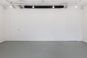 【乃木坂駅6分】 各種ポップアップストアや展示販売会に最適なガラス張りで視認性の高い白基調の路面スペース