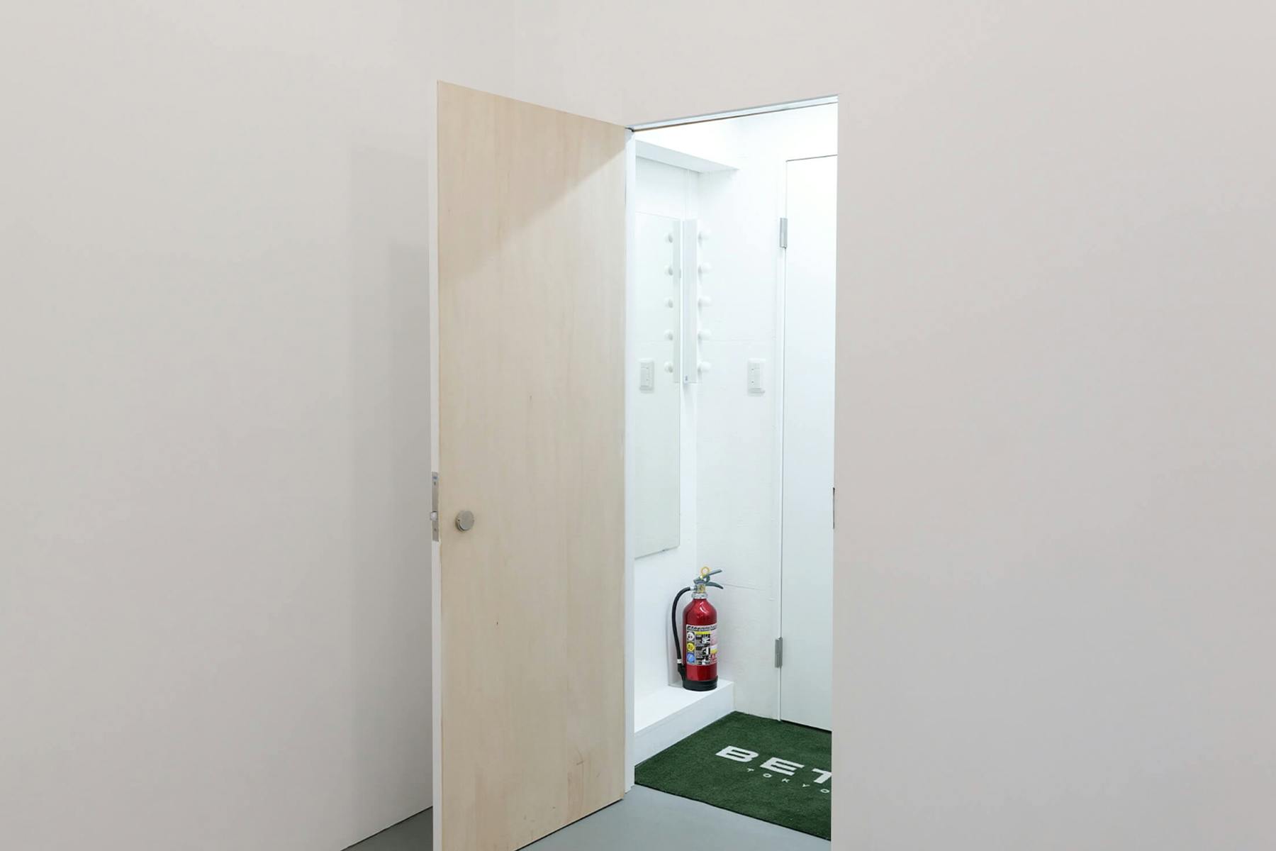 【乃木坂駅6分】 各種ポップアップストアや展示販売会に最適なガラス張りで視認性の高い白基調の路面スペース