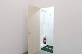 【乃木坂駅6分】 各種ポップアップストアや展示販売会に最適なガラス張りで視認性の高い白基調の路面スペース