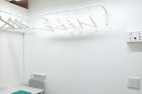 【乃木坂駅6分】 各種ポップアップストアや展示販売会に最適なガラス張りで視認性の高い白基調の路面スペース